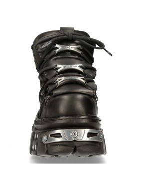 Platform boot with pointed toe and rear reactor